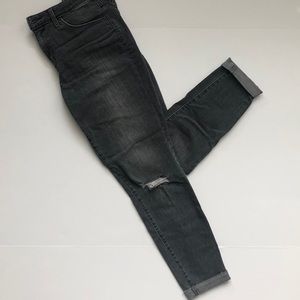 High waisted destroyed jeans